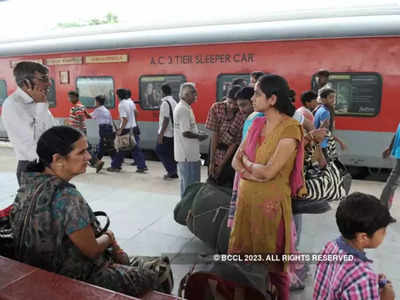 Indian Railway: मध्य रेल्वेचा मोठा निर्णय, ६ स्थानकात प्लॅटफॉर्म तिकीट नाही; या वेळेत विक्री बंद