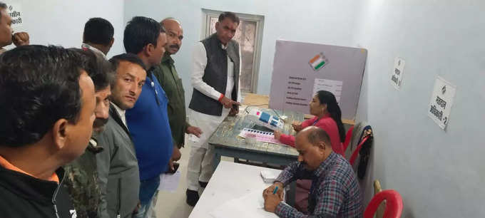 राजगढ़ जिले में बीजेपी प्रत्याशी ने डाला वोट