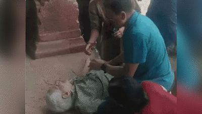 ताजमहल घूमने आए बुजुर्ग को आया हार्ट अटैक, नेवी अफसर बेटे ने CPR देकर यूं बचाई जान, देखिए वीडियो