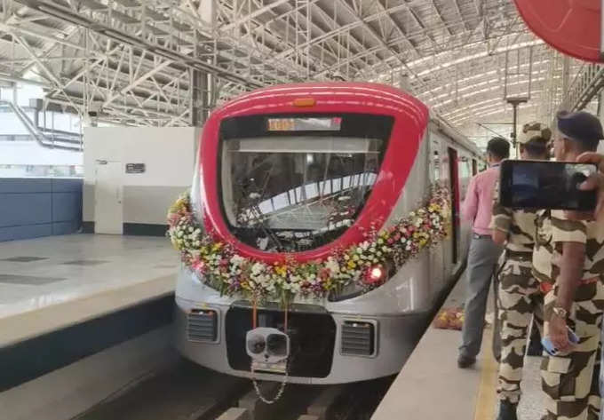नवी मुंबई - पहिली मेट्रो रवाना बेलापूर ते पेंधर, दुपारी तीन वाजता पेंधरला रवाना झालेल्या मेट्रोने असंख्य नागरिक प्रवास करत आहेत