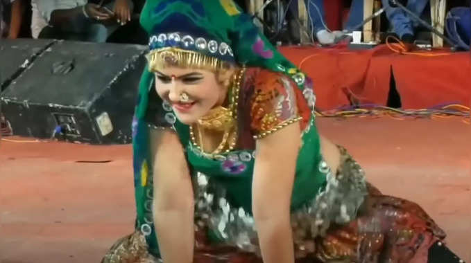 Gori Nagori Best Dance: बालाजी के दरबार में गोरी नागोरी ने किया ऐसा झटकदार डांस, आंखें मीचने लग गए देखने वाले 