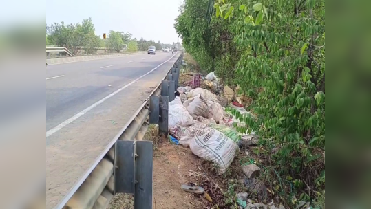 பாலத்தின் இருபுறங்களிலும் மூட்டை மூட்டையாய் இறைச்சி மற்றும் எண்ணெய் கழிவுகள்-திருச்சியில் கண்டுகொள்ளாத ஊராட்சி மன்ற தலைவர்!