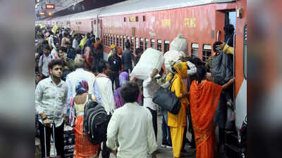 Mumbai Local Trains: मुंबई में अब भीड़ भरी लोकल ट्रेनों में हक से सामान बेचेंगे हॉकर्स, रेलवे बना रही ये योजना