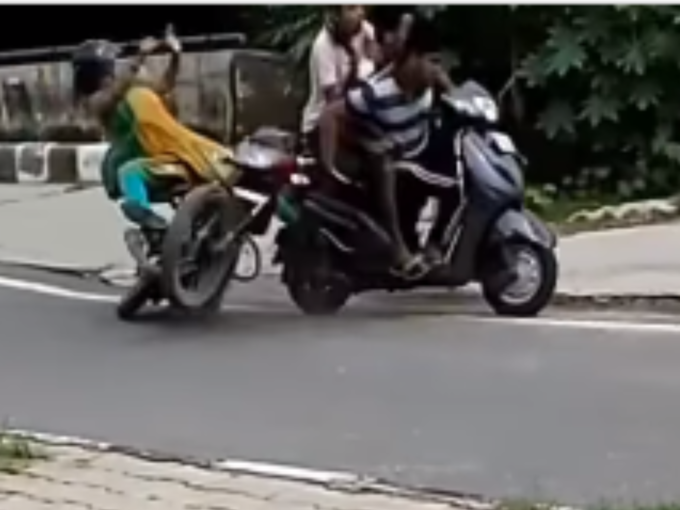 बाइक लेकर स्कूटी से भिड़ गई महिला
