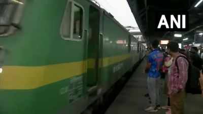 वर्ल्ड कप फाइनल के लिए दिल्ली से अहमदाबाद चली खास ट्रेन, आप भी देखिए वीडियो