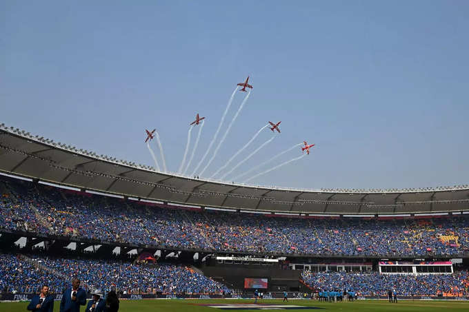 ​भारतीय वायु सेना की प्रसिद्ध सूर्य किरण एरोबेटिक्स टीम ने मैच से पहले हैरतंगेज एयर शो किया।​