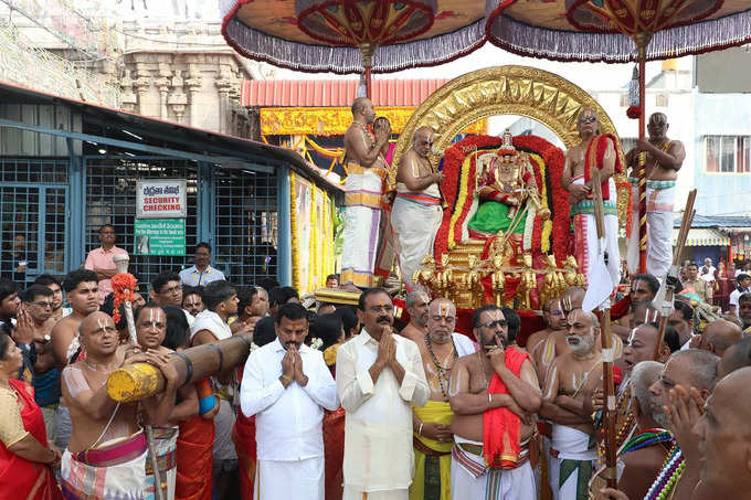 கார்த்திகை பிரம்மோற்சவத்தை முன்னிட்டு கோயில் முழுவதும் வண்ண விளக்குகளாலும், மலர்களாலும் அலங்கரிக்கப்பட்டது. 