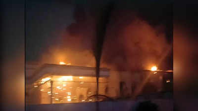 Noida Fire News: नोएडा के बैंक्वेट हॉल में भीषण आग, आसपास की झुग्गियों को खाली कराया गया