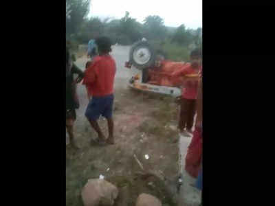 Sonbhadra Accident: सोनभद्र में ट्रैक्टर का फेल हुआ ब्रेक, पलटने से एक मजदूर की मौत, 13 लोग घायल