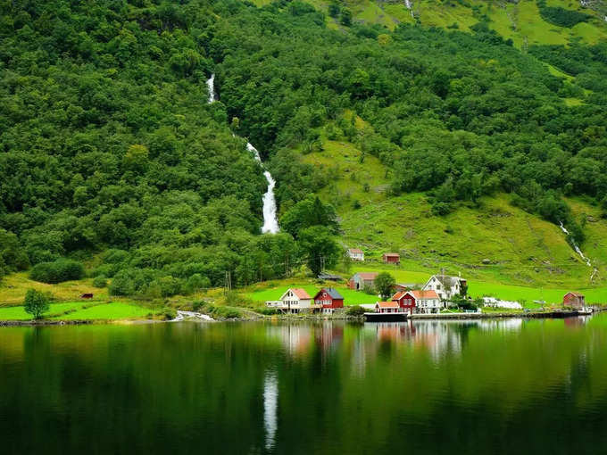 ಬರ್ಮುಡಾ ಇತರ ದುಬಾರಿ ದೇಶಗಳ ಪಟ್ಟಿಯಲ್ಲಿ ಬರುತ್ತದೆ