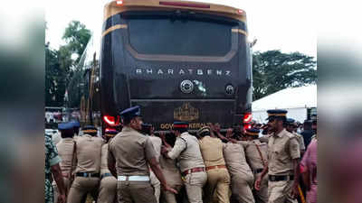 Nava Kerala Bus Stuck in Mud: നവ കേരള ബസ് ചെളിയിൽ കുടുങ്ങി; തള്ളിയും കയര്‍ കെട്ടി വലിച്ചും നാട്ടുകാരും പോലീസും