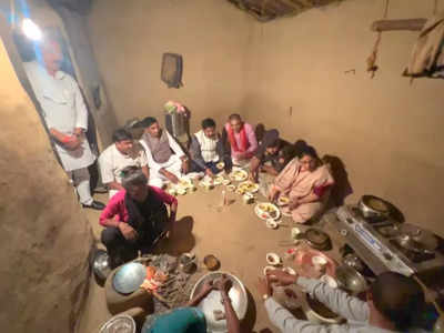मिर्जापुर में दलित के घर मंत्री ने खाया मटर पनीर-बाजरे की रोटी, अब तो राशन कार्ड बनवा दो... अखिलेश ने कसा तंज