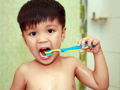 अपने बच्‍चे के लिए सही टूथब्रश और टूथपेस्‍ट कैसे चुनें? किस उम्र से बच्चों को ब्रश कराना चाहिए?