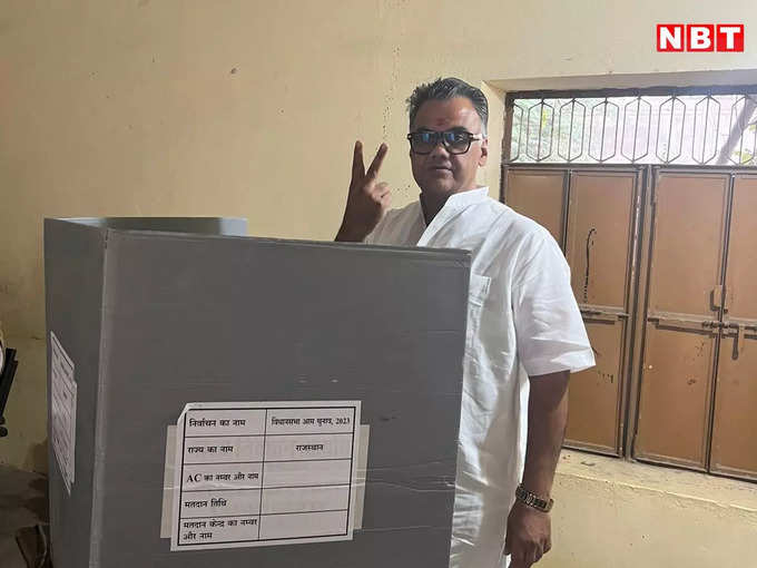 बीजेपी प्रत्याशी देवजी पटेल ने अपने गांव जाजुसन में डाला वोट