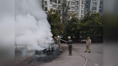 नोएडा में आग का गोला बन गई चलती कार, अंदर बैठे दो लोगों की जलकर गई जान