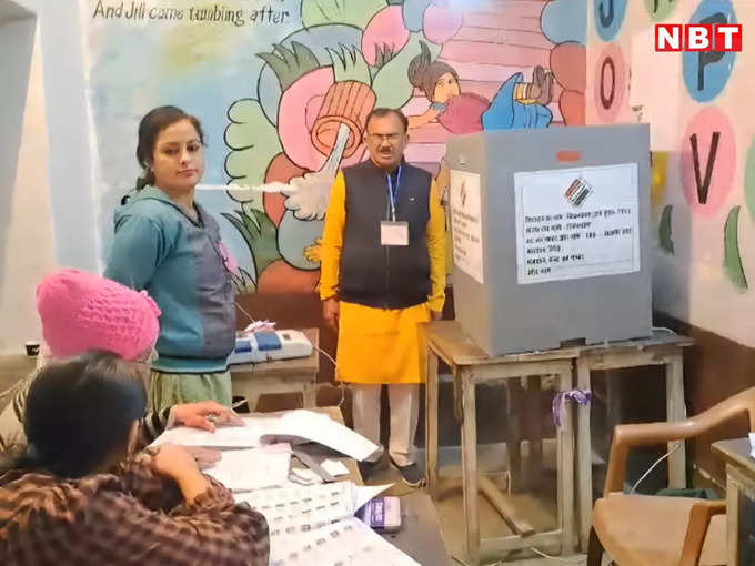 बीजेपी प्रत्याशी वासुदेव के वोट डालते समय मशीन हैंग, 15 मिनट बाद फिर किया मतदान