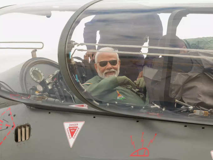 ​उड़ान भरने के बाद पीएम मोदी ने  भारतीय वायुसेना, DRDO और HAL की तारीफ की।