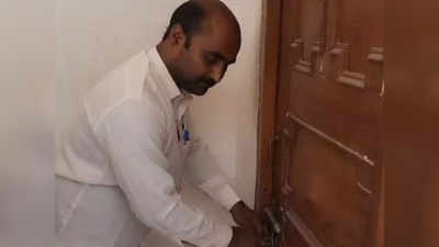 Auraiya News: औरैया डबल मर्डर के आरोपी पूर्व सपा एमएलसी के भाई का घर सील, पत्नी के नाम पर था आवास