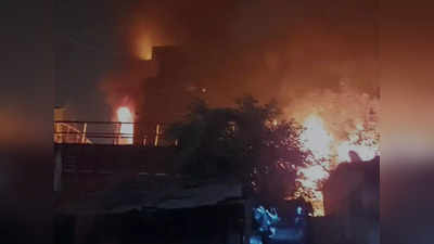 दिल्ली में जूते की फैक्ट्री में आधी रात लगी भीषण आग, 130 फायर कर्मियों ने 4 घंटे बाद पाया काबू