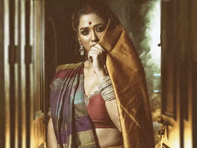 Sohini Sarkar: সিঁথিতে সিঁদুরের ছোঁয়া, কাজল কালো চোখের মায়াবী চাহনি! তসর শাড়িতে সোহিনীর নয়া লুক দেখে থ নেটপাড়া