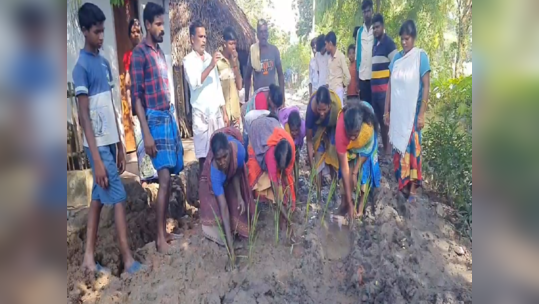 சேரும் சகதியுமாக காணப்படும் சாலை; நாற்று நட்டு எதிர்ப்பு தெரிவித்த நாகை மக்கள்!