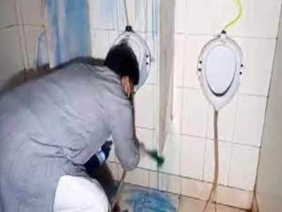 Gwalior News: MP के मंत्री ने घिस-घिस कर चमका दिया हॉस्पिटल का टॉयलेट, कांग्रेस ने सफाई अभियान पर किया बड़ा तंज