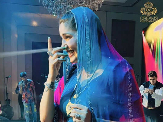 Sapna Dance: ​नीले सूट में स‍िर पर दुपट्टा डाल आई सपना चौधरी, घूम घूम कर क‍िया ऐसा डांस कि दीवानी हो गई महफिल