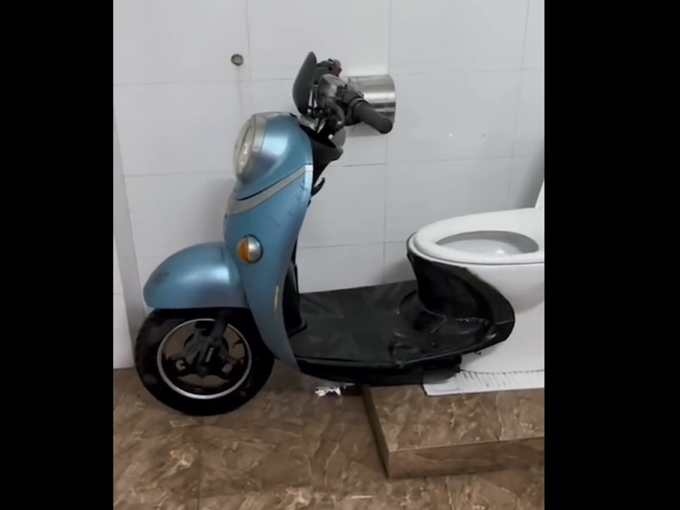 कसं तयार केलं स्कूटर टॉयलेट?