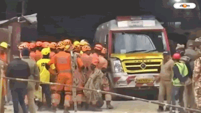 Uttarkashi Tunnel Rescue Video : জয় হো! উদ্ধারকারীরা পৌঁছতেই সুড়ঙ্গে উল্লাস শ্রমিকদের, দেখুন রুদ্ধশ্বাস সেই মুহূর্তের ভিডিয়ো