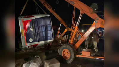 हरियाणा के हिसार में स्लीपर बस पलटी, भैंस व्यापारी की मौत, 15 यात्री घायल