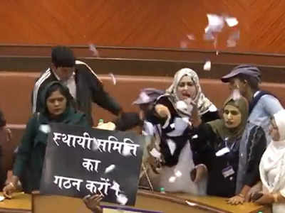 हाथों में तख्तियां, पेपर फाड़कर हवा में उड़ाया... दिल्ली MCD सदन में हंगामा क्यों कर रहे BJP और कांग्रेस पार्षद?