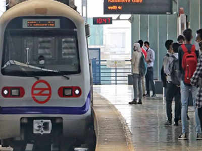 यात्रीगण कृपया ध्यान दें... आपके फोन पर झपटमारों की नजर है! दिल्ली मेट्रो स्टेशन के अंदर महिला से मोबाइल लूट
