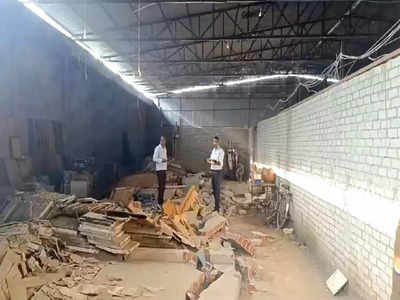 मिर्जापुर के गोदाम में गिर गई दीवार, दबने से दो मजदूरों की मौत, जानिए कैसे घटी ये घटना