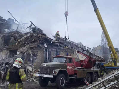 रूस ने पूर्वी यूक्रेन में दागी एस-300 मिसाइल, बिल्डिंग हुई तबाह, कई परिवार मलबे में दबे