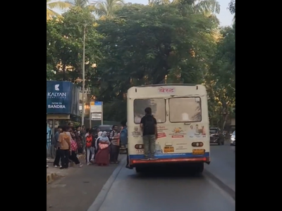 गर्दीमुळे बसमध्ये चढायला नव्हती जागा, तरुणानं केला असा जुगाड अख्ख्या मुंबईतले ट्रॅफिक पोलीस झाले शॉक