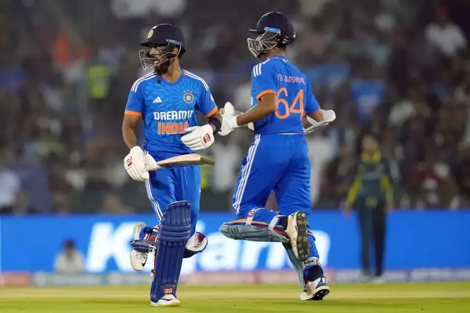 ​यशस्वी ने दी तेज शुरुआत​