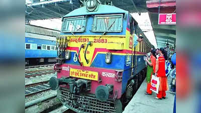 मुंबई में खतरे में है रेलवे की सेफ्टी, कहीं लोकल ट्रेन में न हो ओडिशा के बालासोर जैसा हादसा?