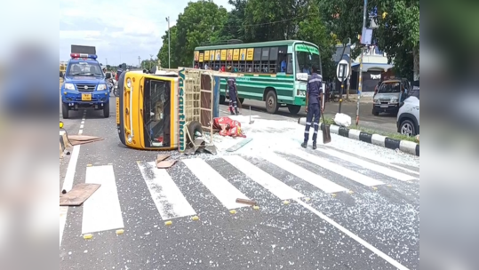 சாலையில் கவிழ்ந்த டாட்டா ஏசி வாகனம்; விருதுநகர் அருகே பரபரப்பு!