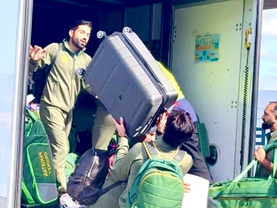 पाकिस्तानी टीम हमाली का करतेय? ट्रकमध्ये सामान लोड करतानाचा व्हिडीओ व्हायरल