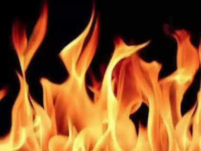 झोपड़ी में आग, पिता की आंखों के सामने जल गए तीनों बच्चे, युवक की भी हालत गंभीर