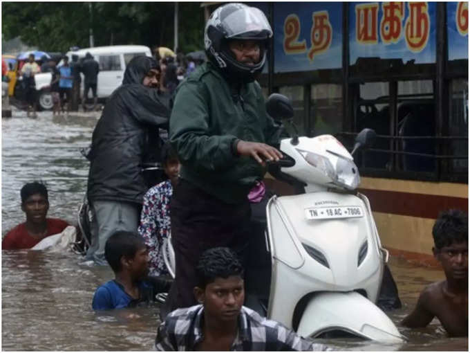 சென்னையை புரட்டி போடும் வெள்ளம்