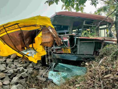 Buldhana Accident: एसटी बस-मालवाहू वाहनाची जोरदार धडक, भीषण अपघात चालक गंभीर, विद्यार्थीही जखमी