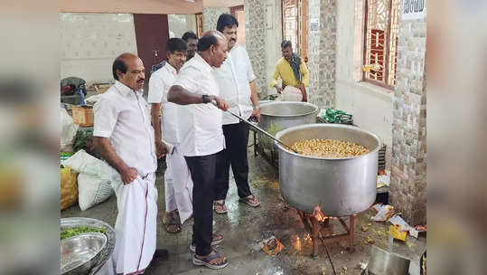 சென்னையில் நிவாரண முகாம்களில் தங்கிஉள்ளவர்களுக்கு வழங்கப்படும் உணவுகள்!