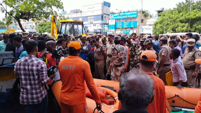 வெள்ளம் சூழ்ந்துள்ளதால் மக்களின் இயல்பு வாழ்க்கை கடுமையாக பாதிக்கப்பட்டுள்ளது.