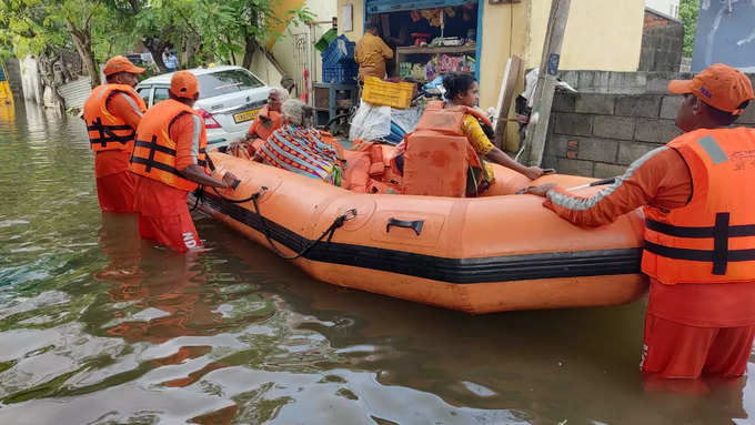 40 ஆண்டுகளுக்கும் மேல் இல்லாத அளவுக்கு கொட்டிய கனமழையால் வளசரவாக்கம், வேளச்சேரி உட்பட பல்வேறு பகுதிகள் வெள்ளத்தில் தத்தளிக்கின்றன. 