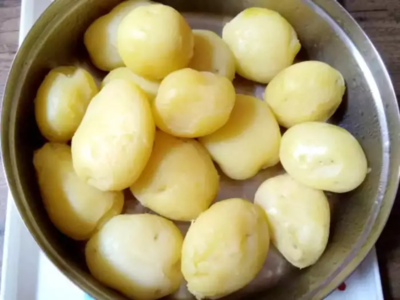 उरलेले उकडलेले बटाटे फ्रिजमध्ये करता स्टोर? करताय भयंकर चूक, ताजेपणा व चव टिकवण्यासाठी असे ठेवा शिजवलेले बटाटे