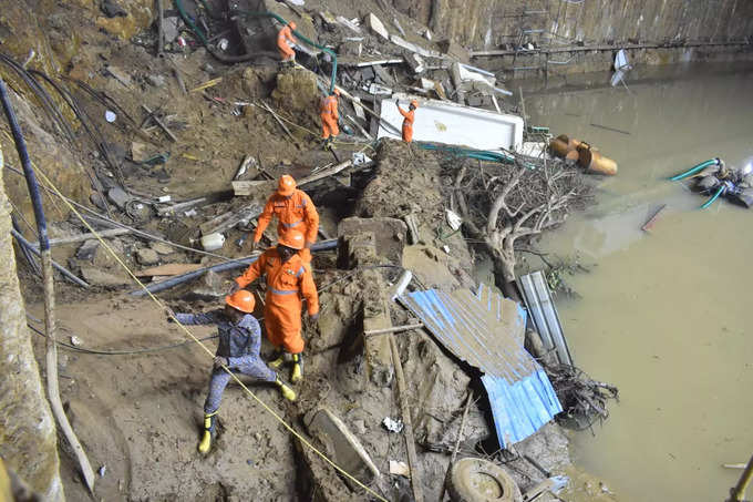 கனமழை காரணமாக 65 அடி ஆழ பள்ளத்திற்கு அருகே திடீரென மண்சரிவு ஏற்பட்டது.
