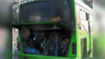 लो फ्लोर डीटीसी बस में आग लगी