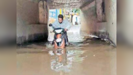 கோவையில் வெளுத்து வாங்கிய கனமழை.... தேங்கிய மழை நீரால் வாகன ஓட்டிகள் அவதி!