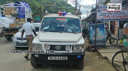 police gifted people who wears helmet at pudhukottai